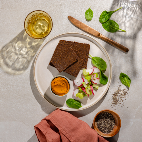 Pumpernikiel z arabską pastą z marchewki i świeżymi warzywami