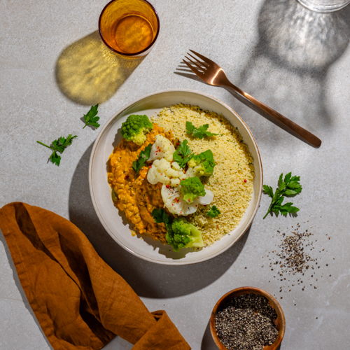 Soczewica w indyjskim sosie garam masala z kaszą kuskus i kalafiorem
