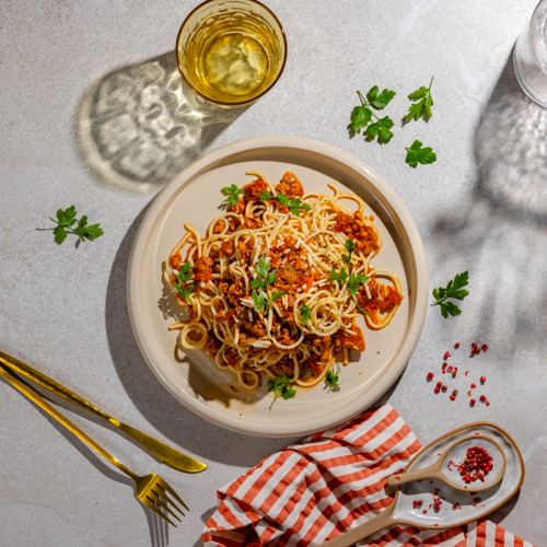 Sos Bolognese z "niemięsem", makaronem spaghetti i wegańską mozzarellą