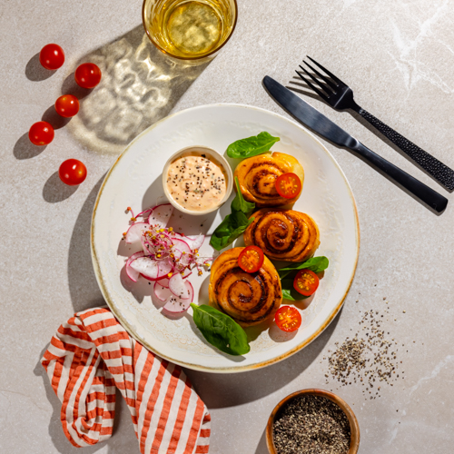 Rolada z czerwonym pesto i sosem paprykowym