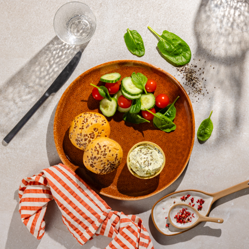 Śmietankowa pasta z cukinią, bułeczką z ziarnem i warzywami