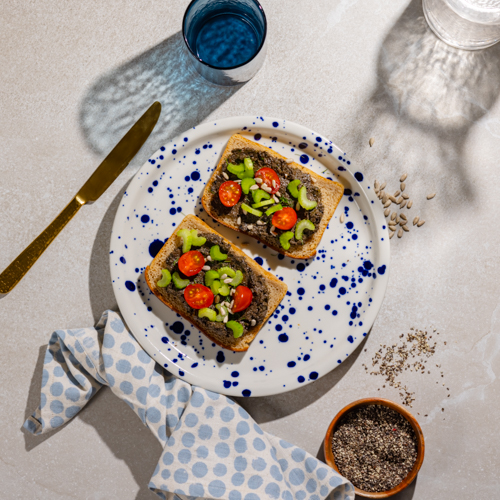 Tapenada z oliwek i suszonej śliwki z chlebem żytnim i warzywami (może zawierać pestkę)