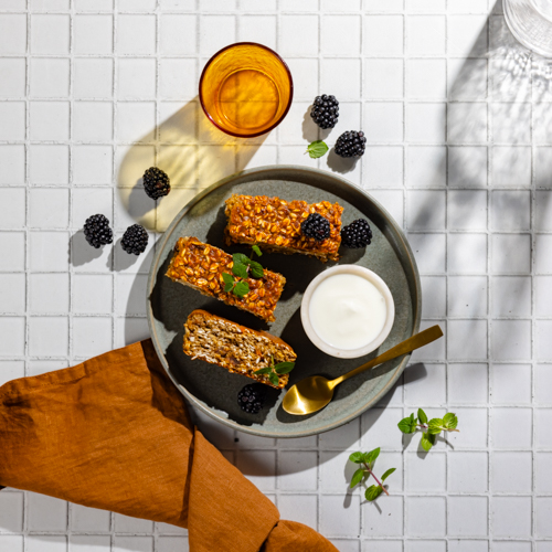 Batony owsiane z jagodami i żurawiną z cynamonowym jogurtem bez laktozy