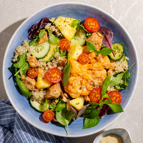  Bowl z kurczakiem teriyaki, kalafiorem w peperonacie chili i sosem sezamowym