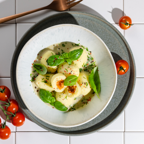 Gnocchi nadziewane pomidorami i mozzarellą z kremowym sosem ziołowym