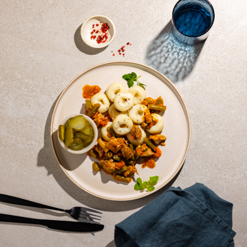 Gulasz wieprzowy z kluskami śląskimi i surówką z kiszonego ogórka