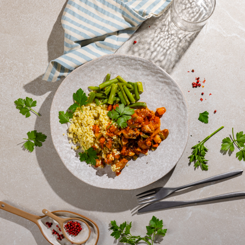 Gulasz wieprzowy z marchewką, kalarepą i pietruszką z kaszą jaglaną i fasolką szparagową