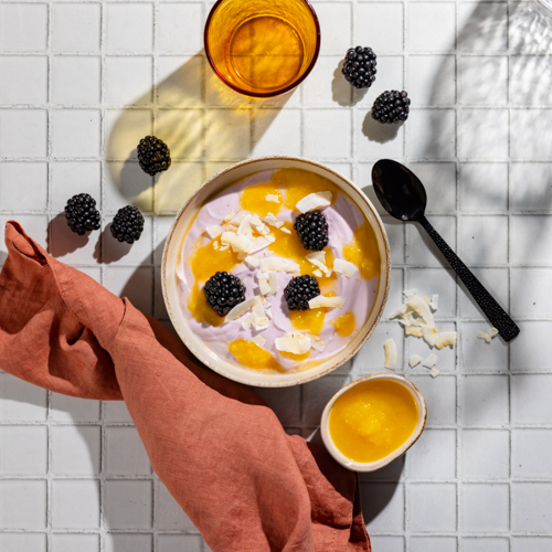 Jagodowy deser twarogowy bez laktozy z musem ananasowym i chipsami z kokosa