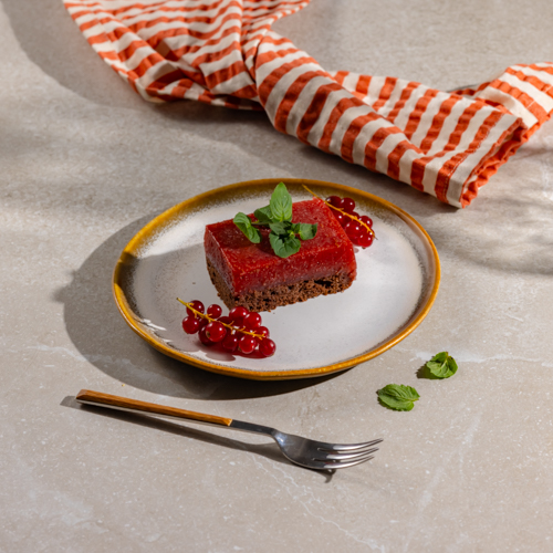 Kakaowy biszkopt  bezglutenowy z żelką truskawkową