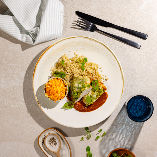 Kurczak w sosie BBQ z suszoną śliwką, komosą ryżową i surówką Colesław (może zawierać pestkę)