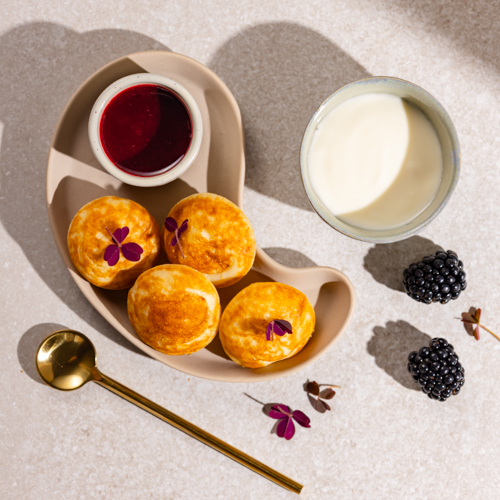 Pancakes z cytrynowym twarożkiem i konfiturą z czarnej porzeczki