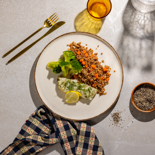 Okoń pieczony w sosie koperkowym z kaszą gryczaną i brokułem na parze (może zawierać ości)