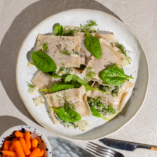 Ravioloni żytnie z gruszką, kalafiorem, orzechem włoskim i sosem szpinakowym