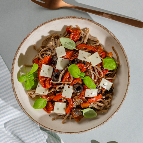 Sycylijska pasta alla norma z makaronem gryczanym, oliwkami i parmezanem