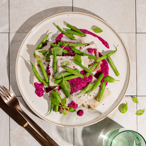 Wegańskie żytnie ravioloni z gruszką, kalafiorem w sosie buraczanym 