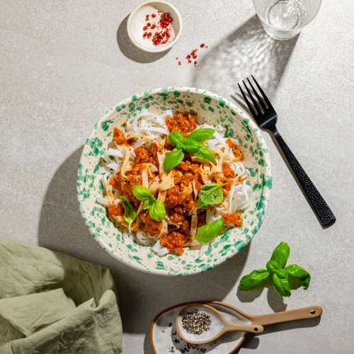 Makaron ryżowy z sosem a'la bolognese z indykiem