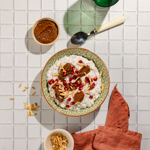 Owsianka z nasionami chia i fit karmelem z daktyli (może zawierać pestkę)