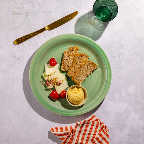 Pasta z pieczonego kalafiora i tahini z chlebem bezglutenowym i warzywami