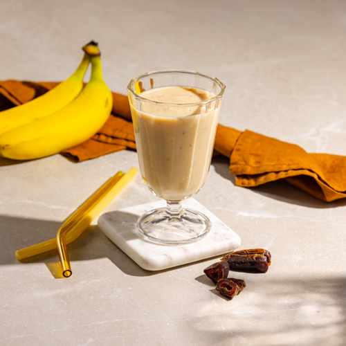 Bananowy koktajl z daktylami (może zawierać pestkę)