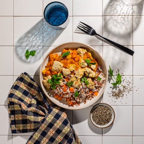Curry z kurczakiem i biało-czerwonym ryżem