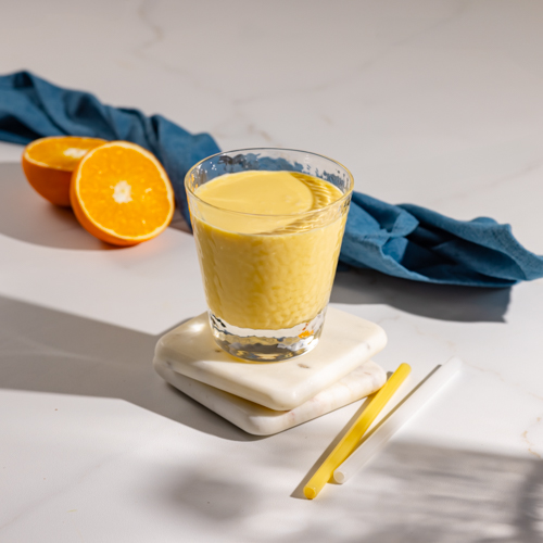 Egzotyczny koktajl z mango, marakują i pomarańczą