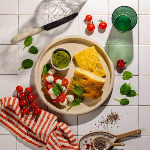 Foccacia z zielonym pesto i sałatką caprese