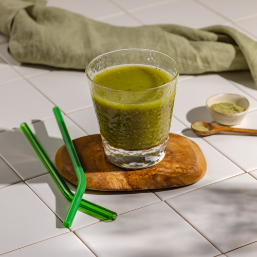 Koktajl z selerem naciowym, jarmużem, rukolą i matchą 