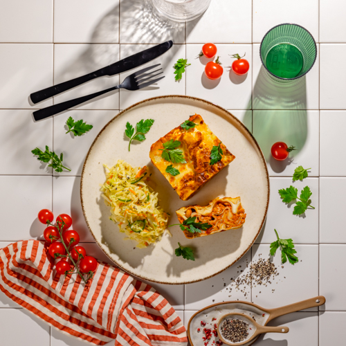 Lasagne z indykiem i pomidorami z surówką