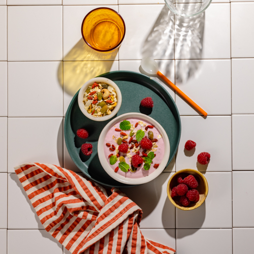 Muesli z pistacjami i jogurtem greckim z malinami 