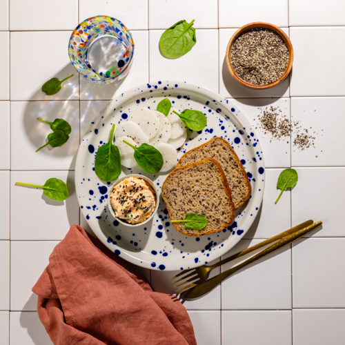 Pasta śmietankowa z pieczonymi warzywami, chlebem razowym i marynowaną rzodkiewką