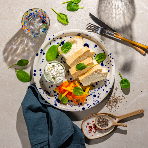 Twarożek bez laktozy z szałwią i tymiankiem, bezglutenową foccacią i papryką