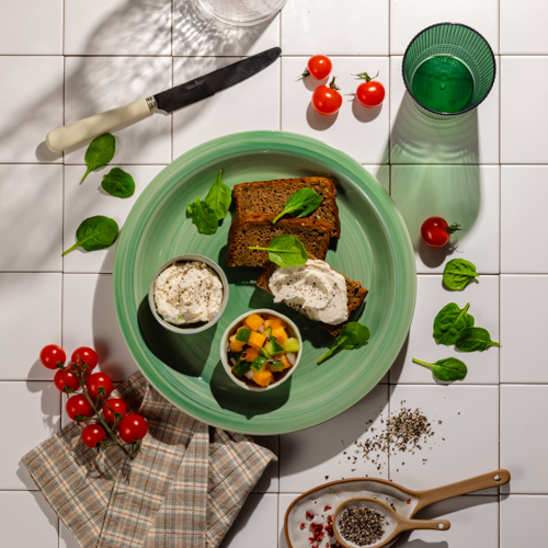 Pasta z kurczaka z pieczywem żytnim i salsą z melona i ogórka