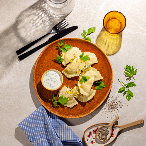 Pierogi z kapustą, grzybami i sosem koperkowym