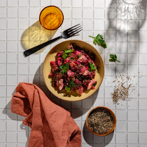 Sałatka ziemniaczana z burakiem, ogórkiem kiszonym i kurczakiem