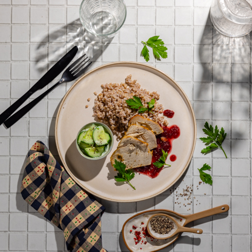 Szynka w sosie żurawinowym z kaszą gryczaną i mizerią bez laktozy