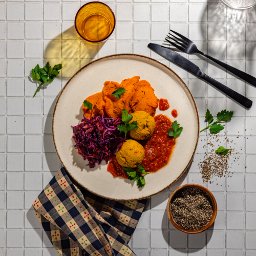Wegański falafel w sosie arabskim z surówką z czerwonej kapusty