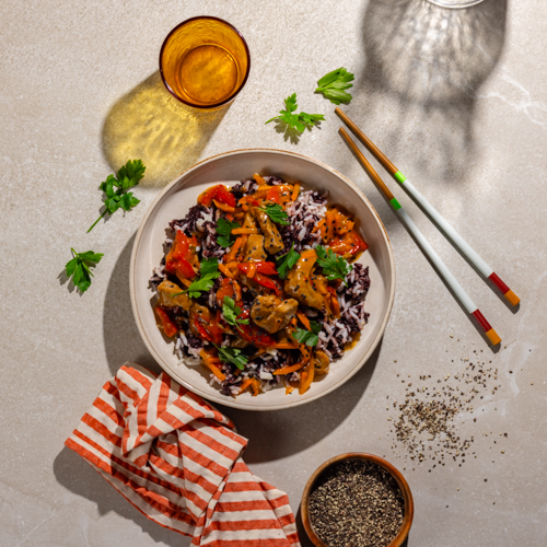 Wieprzowina z warzywami z woka i biało-czarnym ryżem