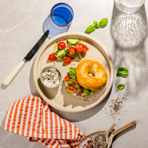 Bajgiel z kremową pastą drobiową i ogórkiem