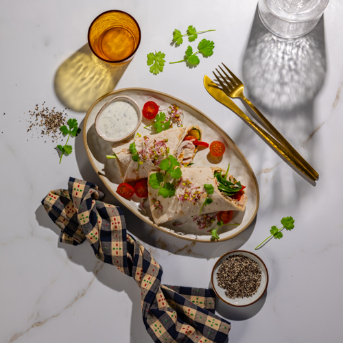 Bezglutenowe wrapy z szynką z indyka, papryką i sosem czosnkowym z ziołami