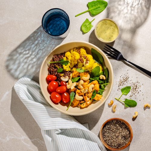 Bowl z czerwoną komosą ryżową, kalafiorem curry, kurczakiem i sosem musztardowym