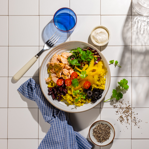 Bowl z pieczonym łososiem, kaszą pęczak i dressingiem (może zawierać ości)