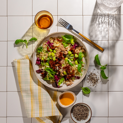 Bowl z tuńczykiem, edamame, komosą ryżową i dressingiem 