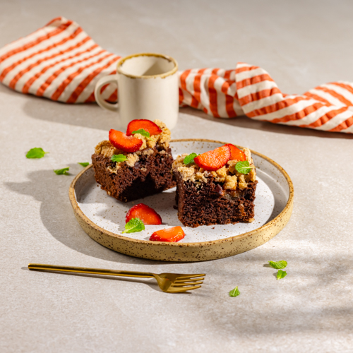 Ciasto z rabarbarem i cynamonową kruszonką 