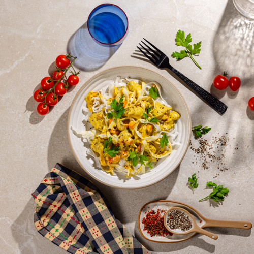 Curry z indykiem, warzywami, mango i makaronem ryżowym