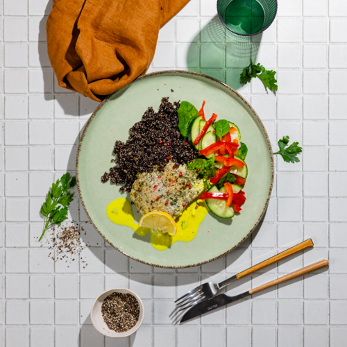 Dorsz w sosie curry z chili z czerwonym ryżem i lekką sałatką (może zawierać ości)