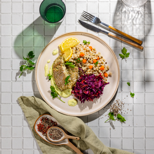 Dorsz w sosie z nutą trawy cytrynowej z kaszą pęczak i surówką (może zawierać ości)