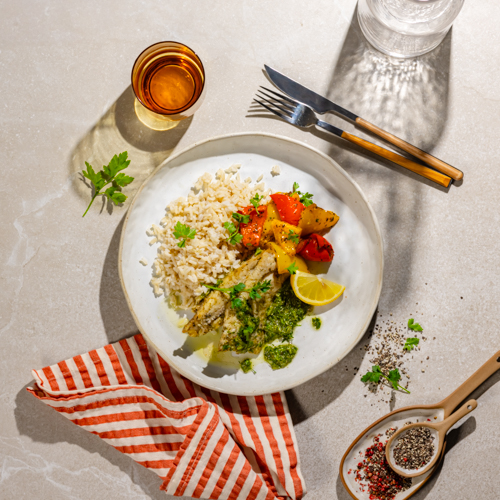 Dorsz z sosem chimichurri, cytrynowym ryżem i grillowanymi warzywami (może zawierać ości)