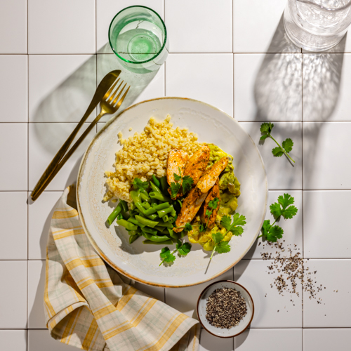 Filet z piersi kurczaka w sosie pieczarkowym z kaszą bulgur i fasolką szparagową