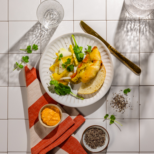 Focaccia z pesto i pomidorami z pastą z pieczonej papryki z warzywami