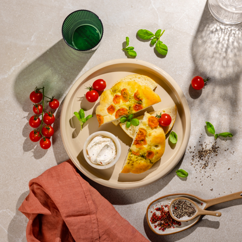 Foccacia z pesto i pomidorami z ziołowym serkiem